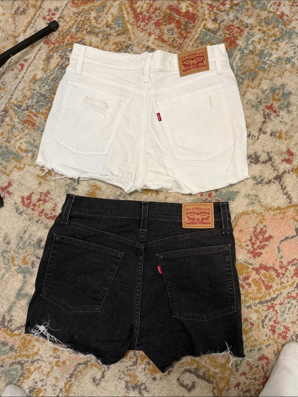Levi's White and Black Distressed Denim Shorts STRETCHY! Size 29 - Picture 4 of 4